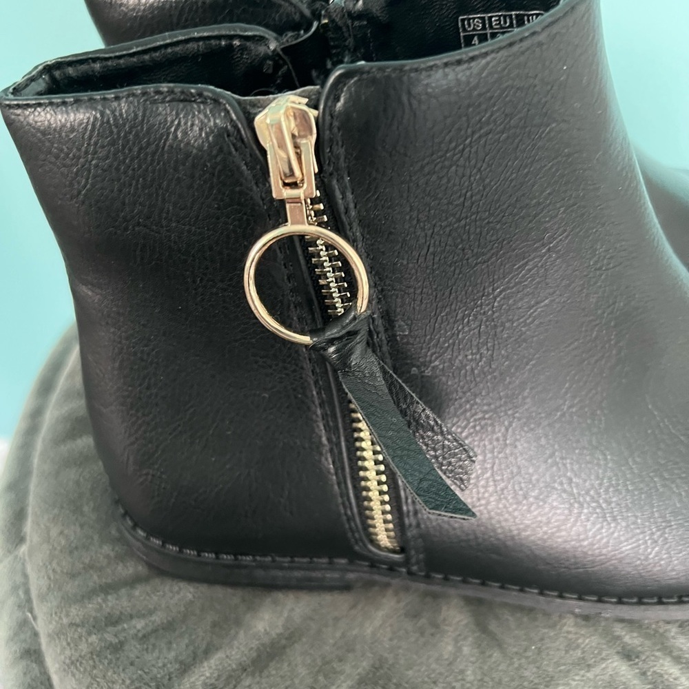 Girls Black ankle boots with zip, size 4, new with tags